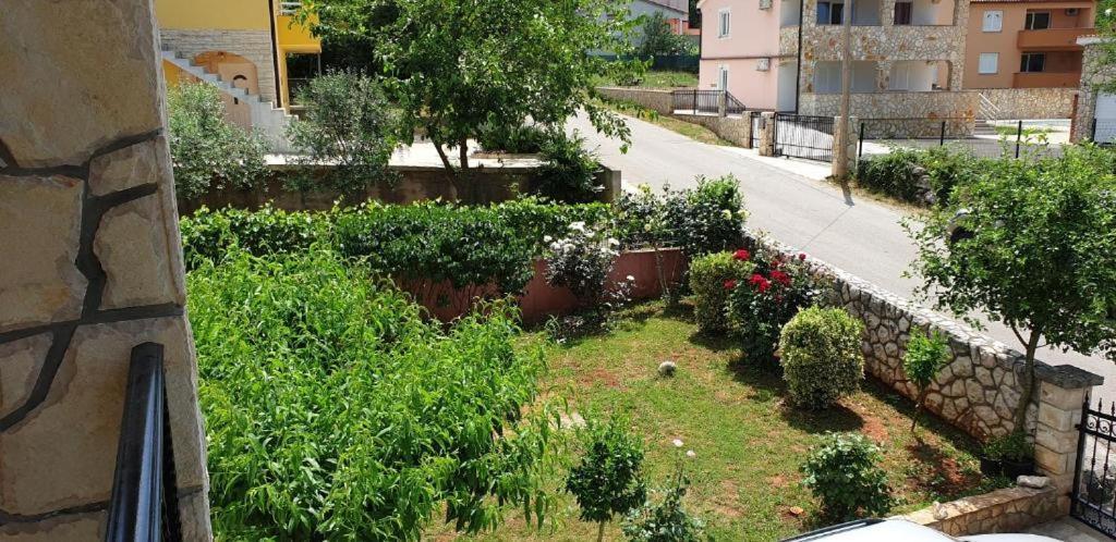 Apartments Roses Добринь Экстерьер фото